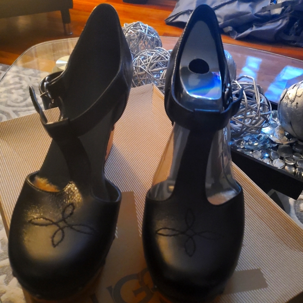 Uggs shoes/ Black/ size 10
